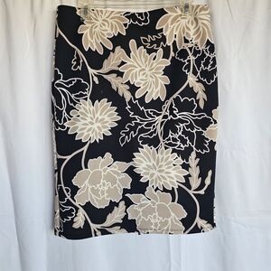 Elegant Floral Pencil Skirt in Black and Cream